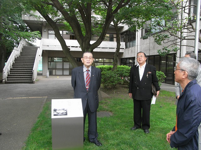 島津名誉会長 旧・柔剣道場跡地記念サイン板を見学